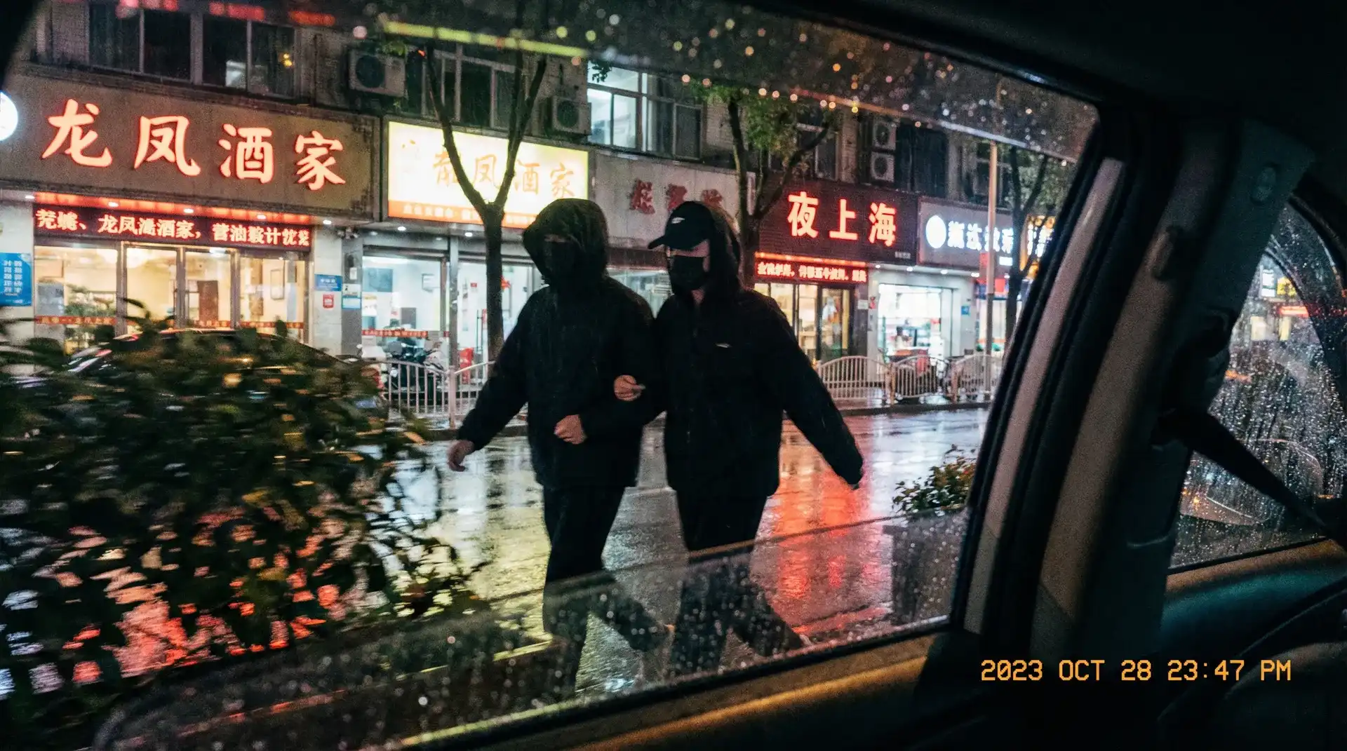 豪门国际娱乐 - 顶流明星深夜密会现场抓拍照片